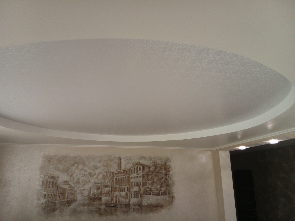 Фактурный натяжной потолок парча 3D в гостиной